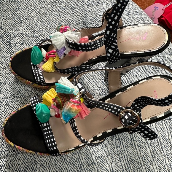 Betsy Johnson Seashell Sandals/Heels Colorful Size 6 - Picture 3 of 5